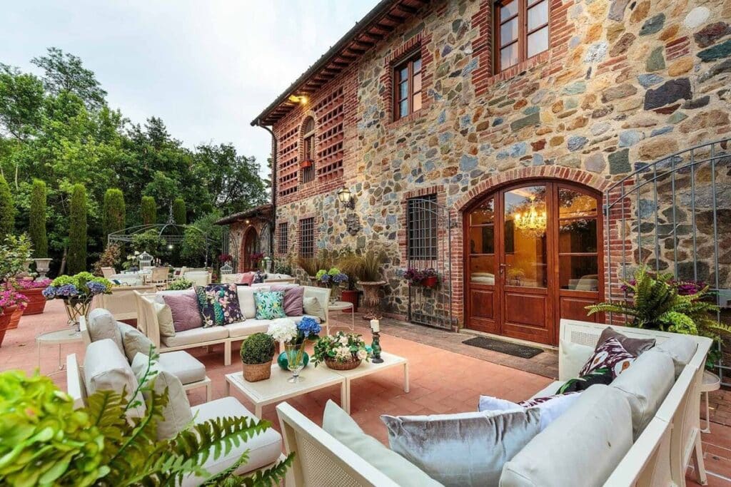 Garden and alfresco dining area of Tuscan Duchess