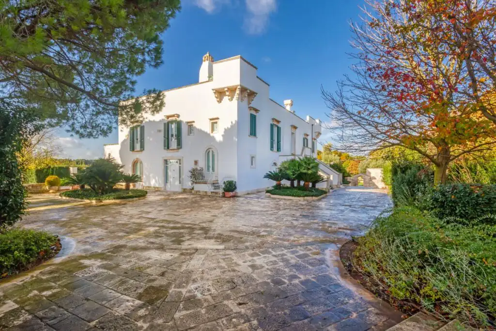 Building view of the Italian Rose villa with 18th-century architecture