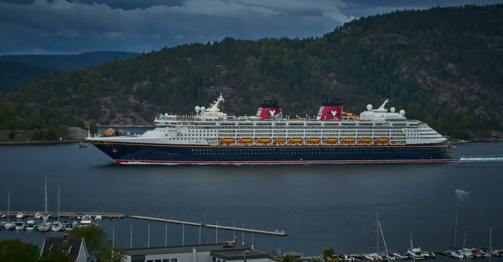 Villa vs cruise: which luxury family vacation reigns supreme?